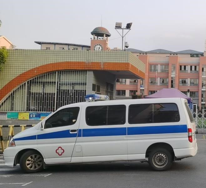 上街救护车出租护送骨折病人一公里多少钱